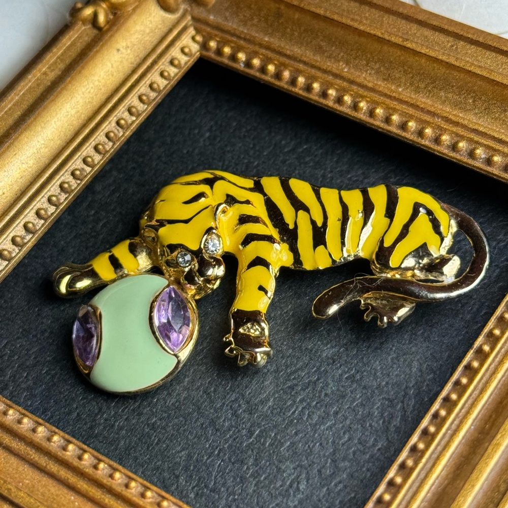 Yellow Enamwl Gold Striped Tiger Brooch with Green Ball VTG - Picture 10 of 15